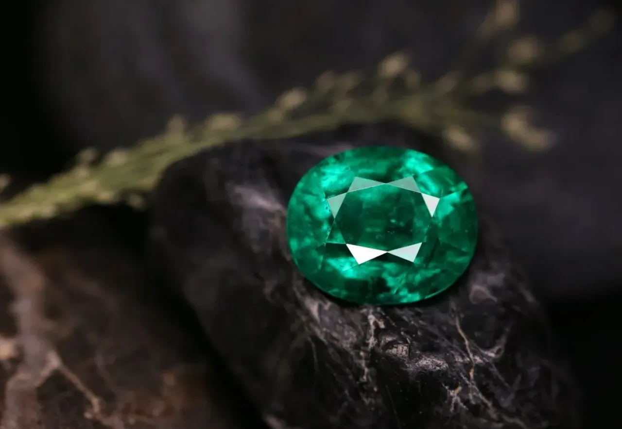 Rüyada zümrüt görmek: Zenginlik, başarı ya da içsel denge mi?