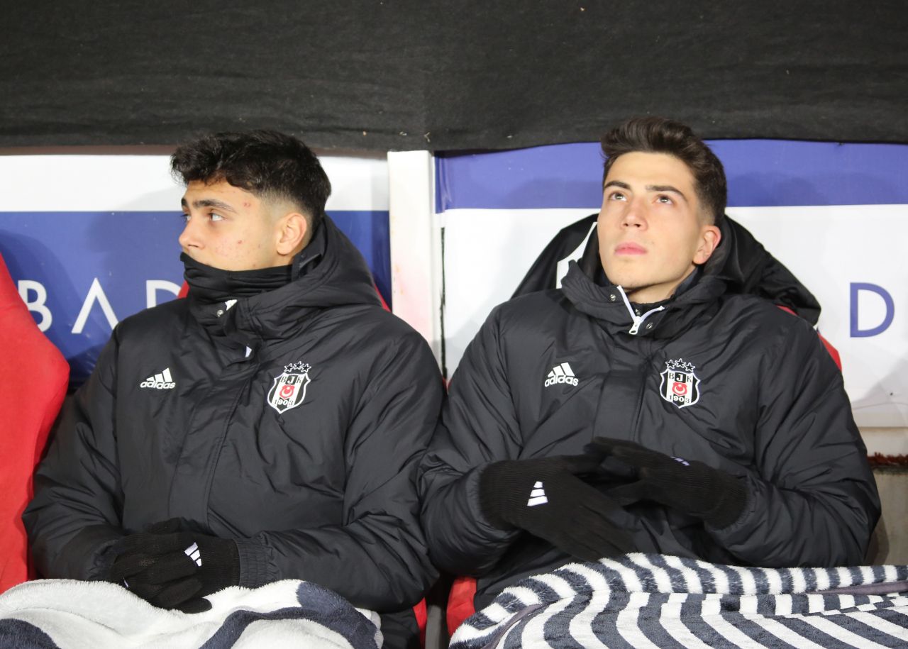 Sivasspor-Beşiktaş maçında soğuk hava koşullarına karşı battaniye önlemi