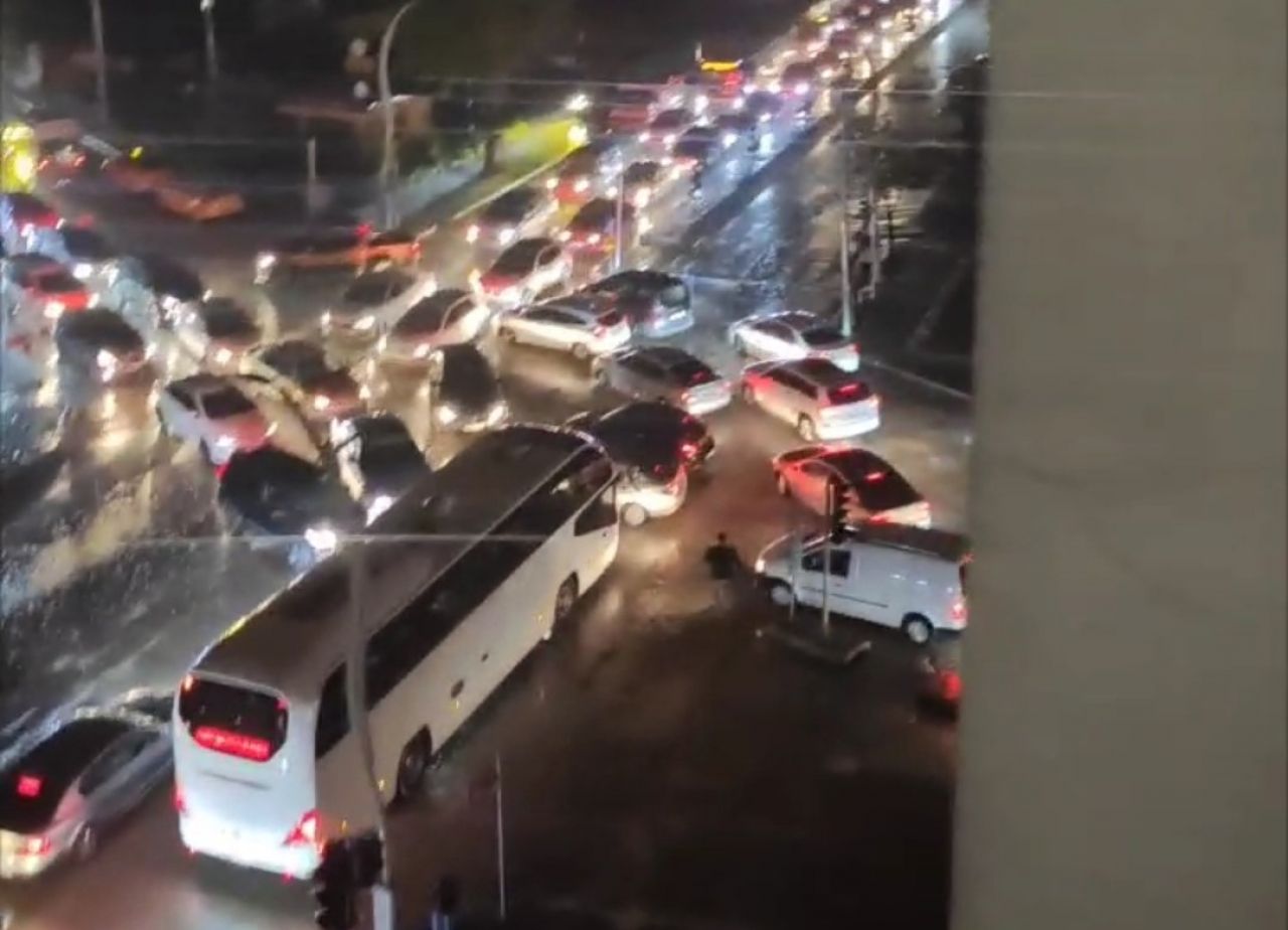 Elektrikler kesildi, genç hakem düdüğüyle trafiği yönetti!