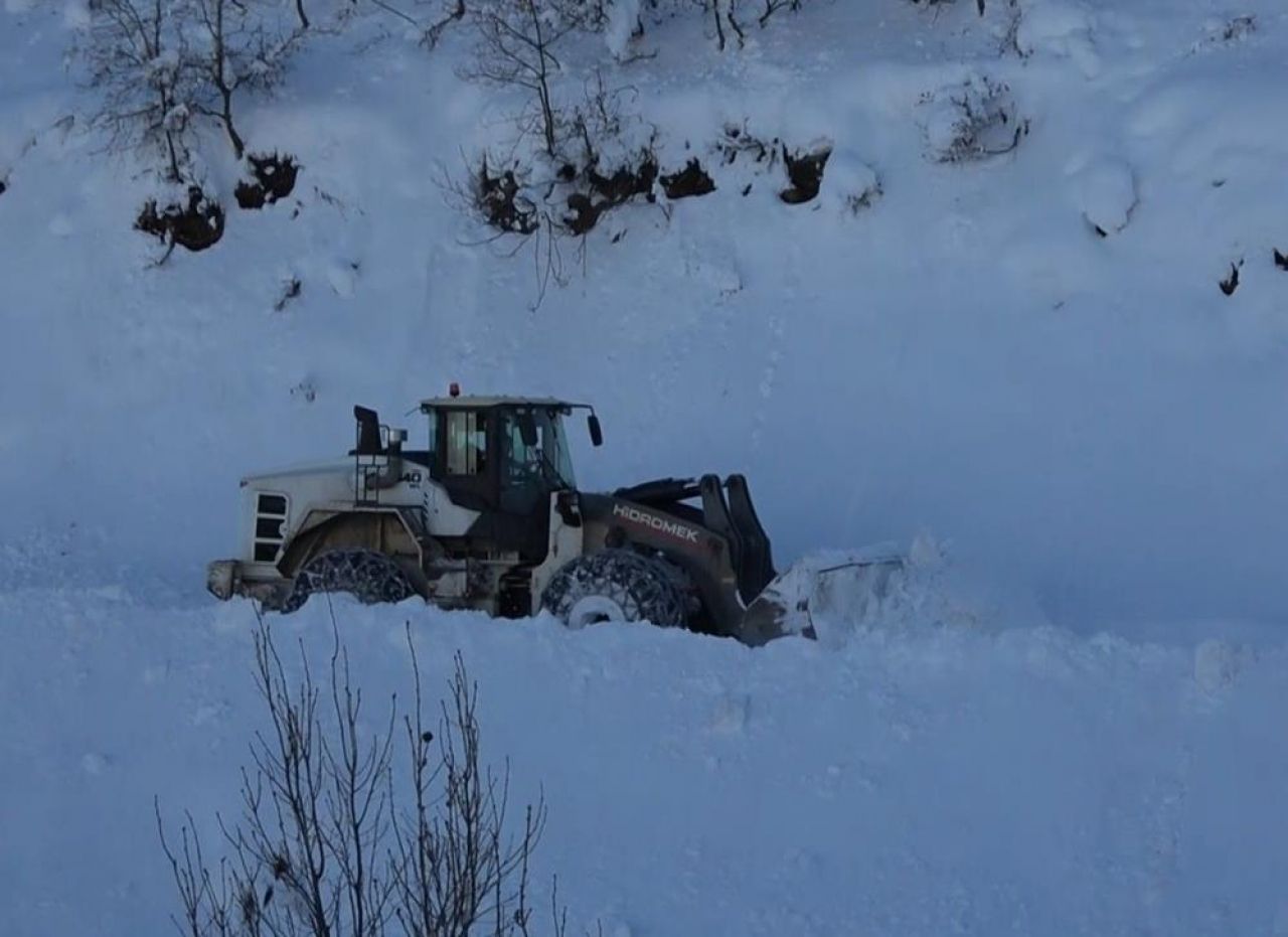Yoğun kar ve tipi yolları kapattı: İki metreyi aşan karla mücadele