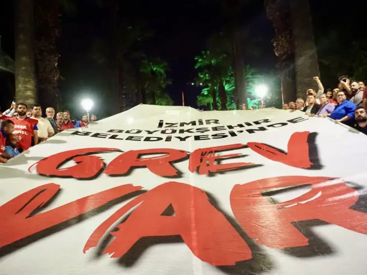 İzmir'de grev başladı, hayat durma noktasına geldi!