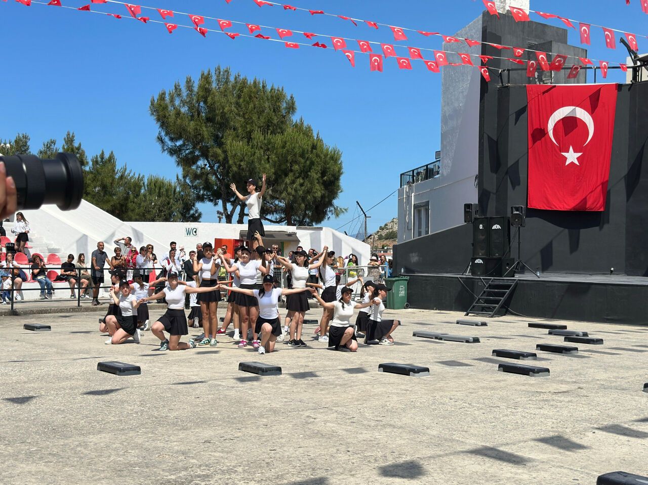 Çeşme'de 19 Mayıs Gençlik ve Spor Bayramı büyük bir gururla kutlandı