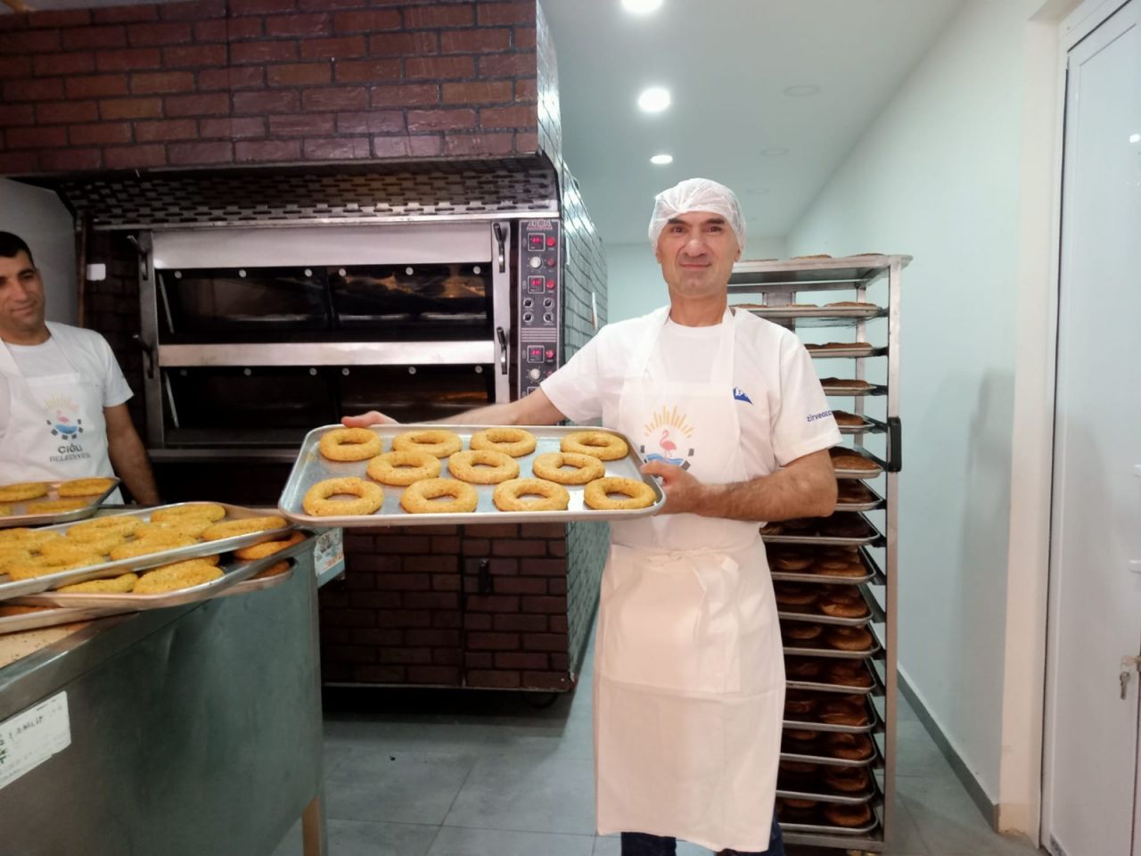 İzmir'de kendi arazilerinde ürettikleri buğdayla yaptıkları simitleri bedava dağıttılar!