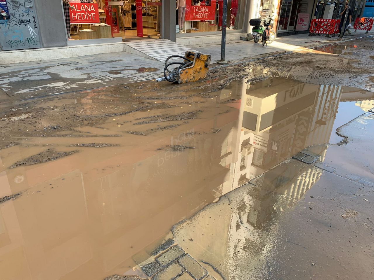 İzmir'in kalbi 'Alsancak' çamura bulandı!
