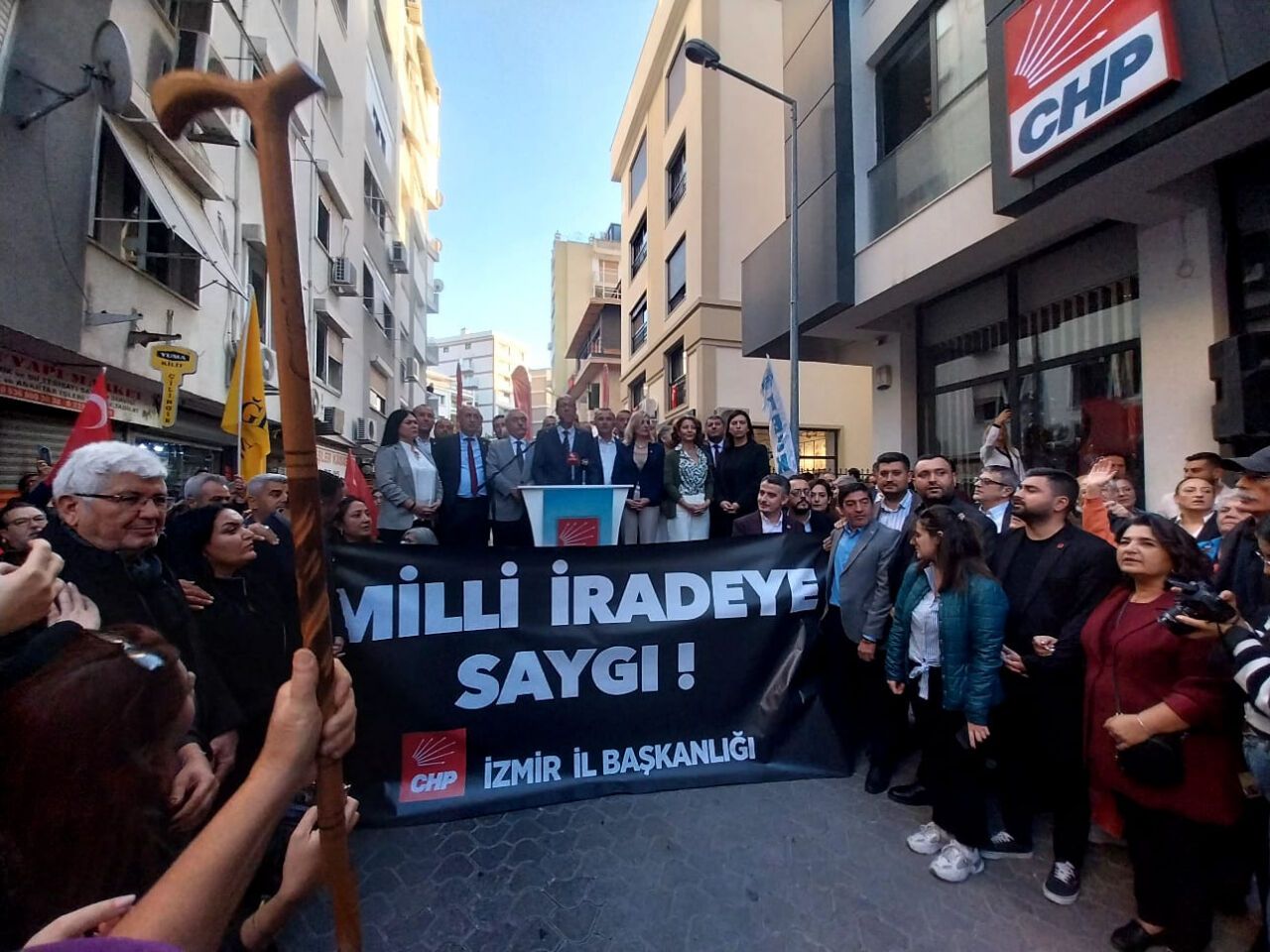 CHP İzmir'den Ahmet Özer çağrısı: Halk iradesi gasp edilmekte