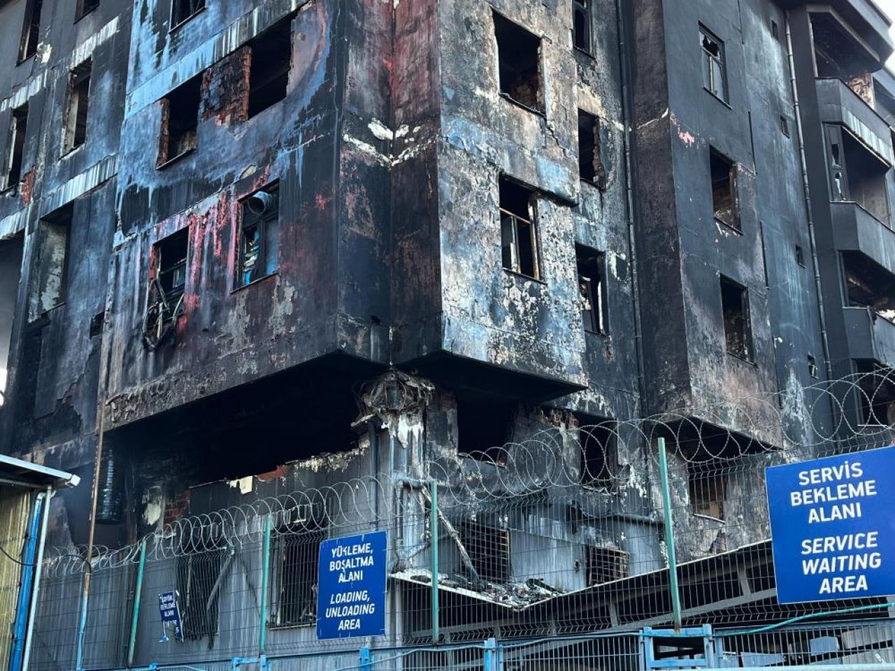 Yanan fabrika tehlike saçıyor: Ekiplerden kritik uyarı