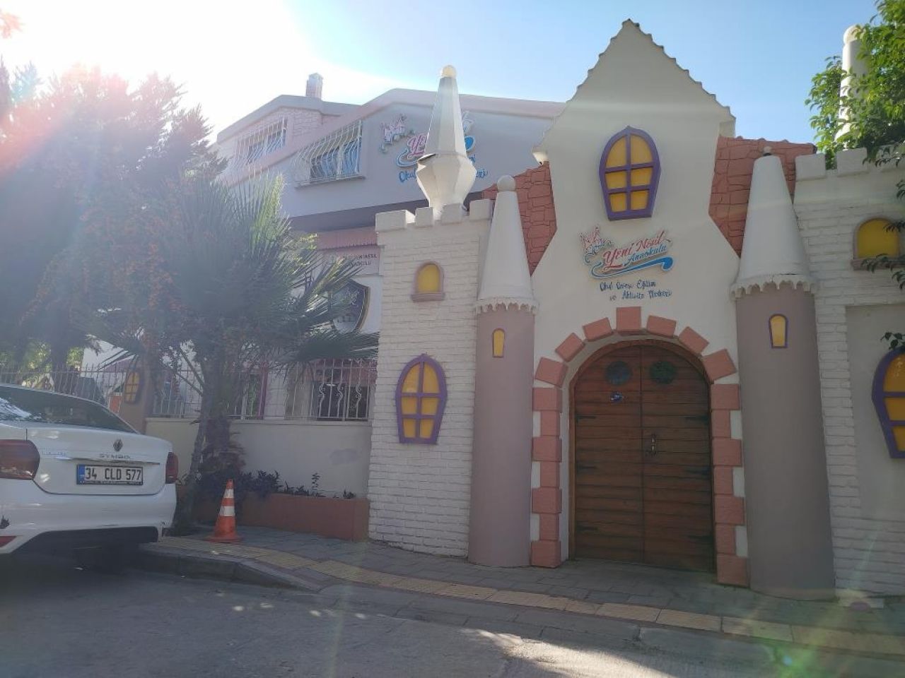 İzmir'de şaşkına çeviren olay: Anaokuluna pankart astı!