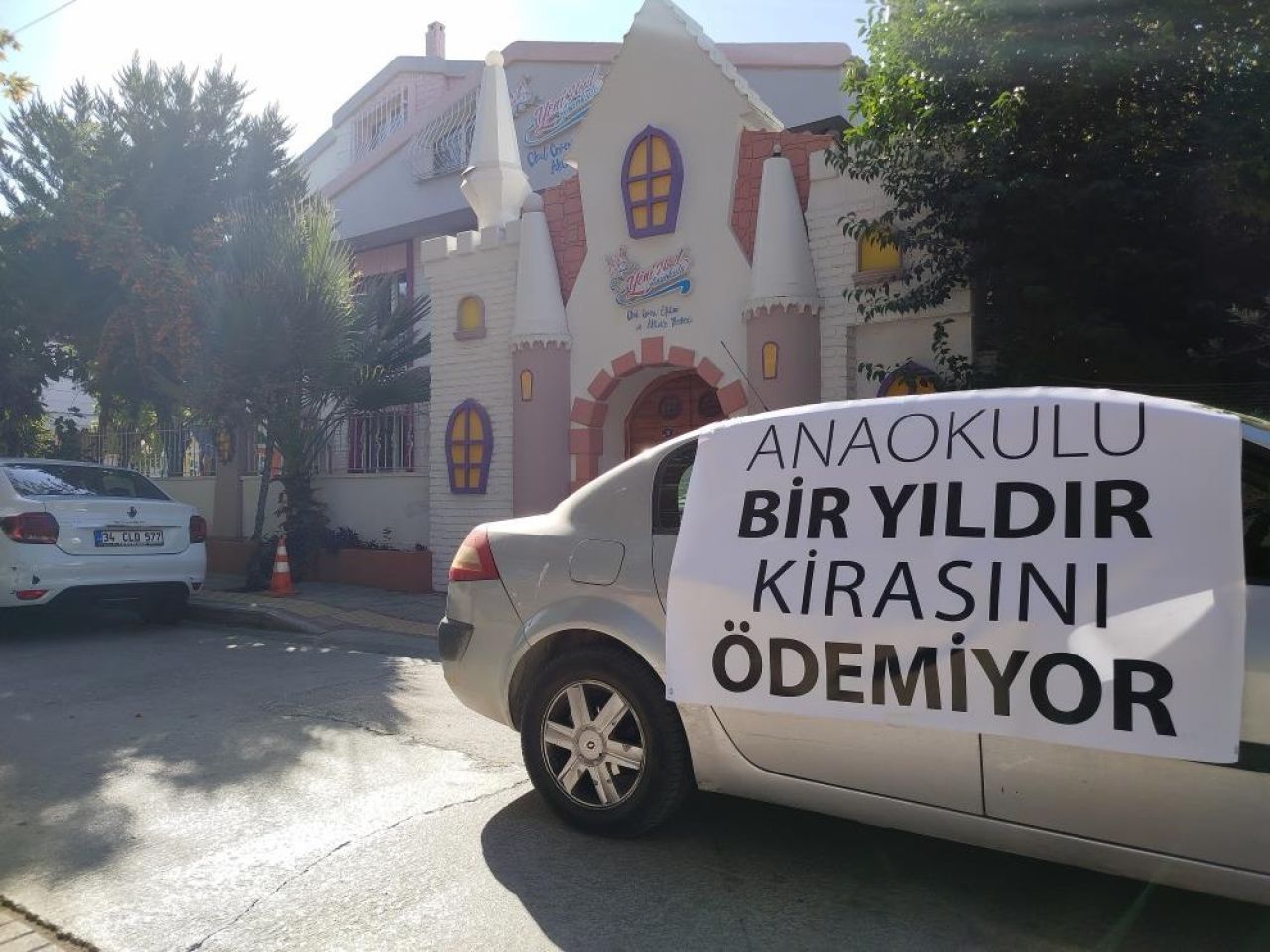 İzmir'de şaşkına çeviren olay: Anaokuluna pankart astı!
