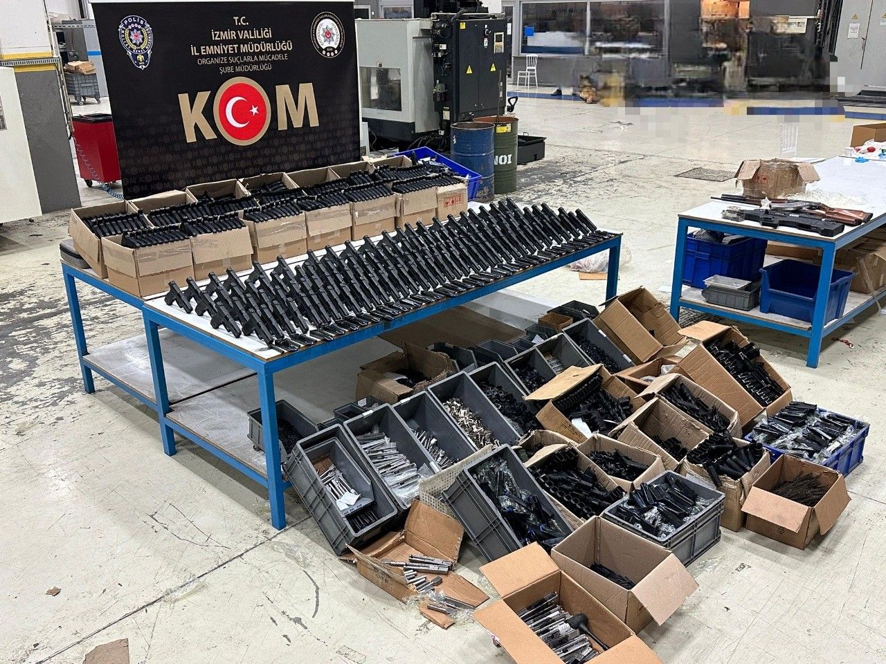 İzmir polisi silah tacirlerini çökertti