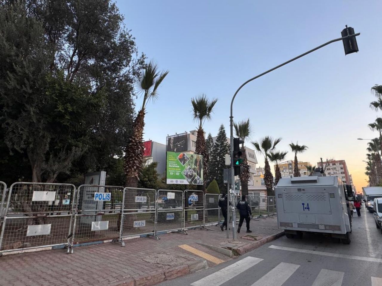 Kayyum atanan Akdeniz Belediyesi önünde gerginlik! Polis binayı abluka altına aldı!
