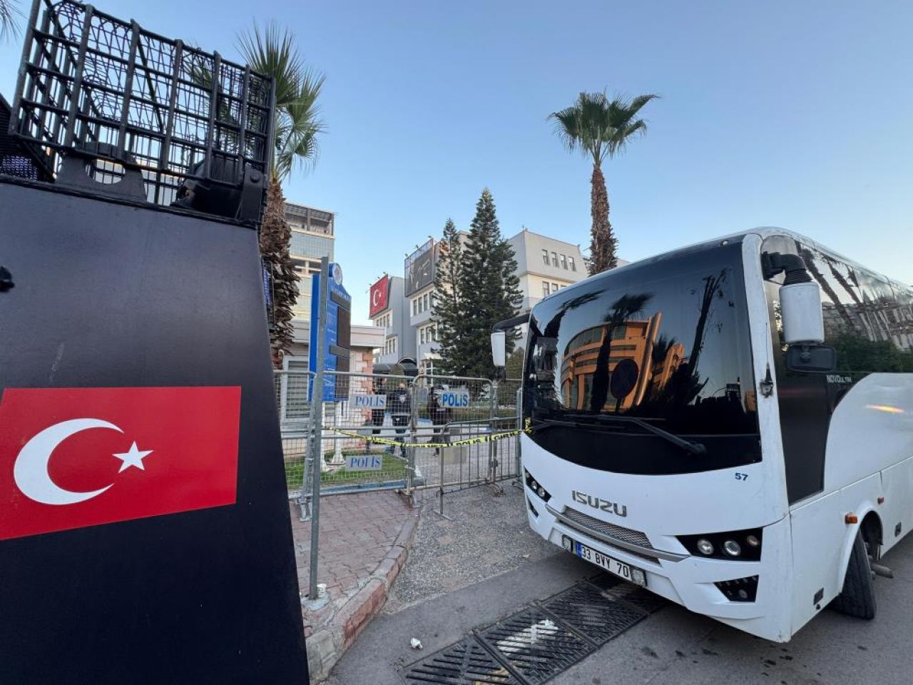 Kayyum atanan Akdeniz Belediyesi önünde gerginlik! Polis binayı abluka altına aldı!