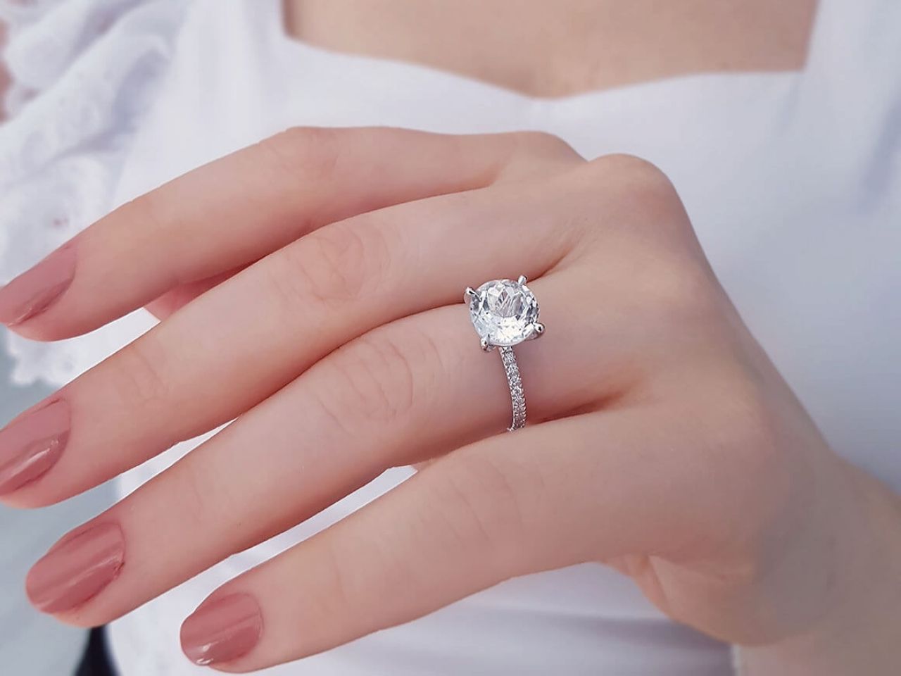 Rüyada tektaş yüzük görmek: Aşk mı, bağlılık mı, yeni başlangıç mı?