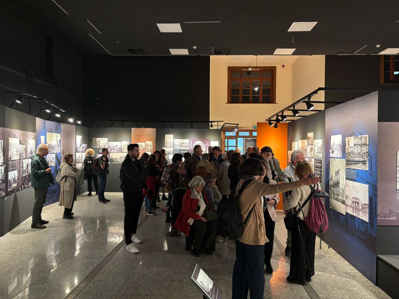 Yunan ziyaretçiler, Yanık Yurt Sergisine yoğun ilgi gösterdi
