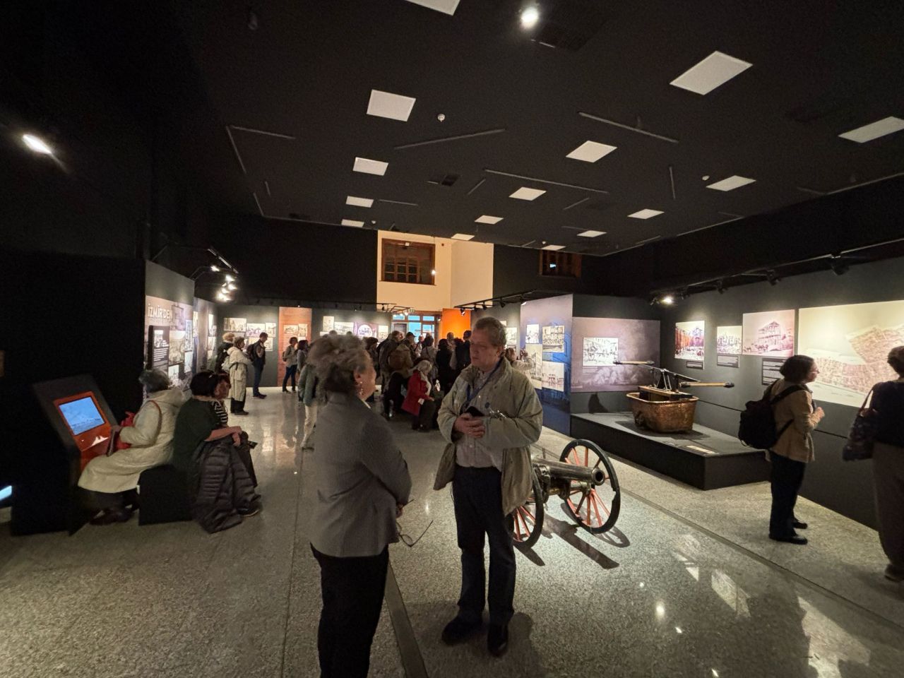 Yunan ziyaretçiler, Yanık Yurt Sergisine yoğun ilgi gösterdi