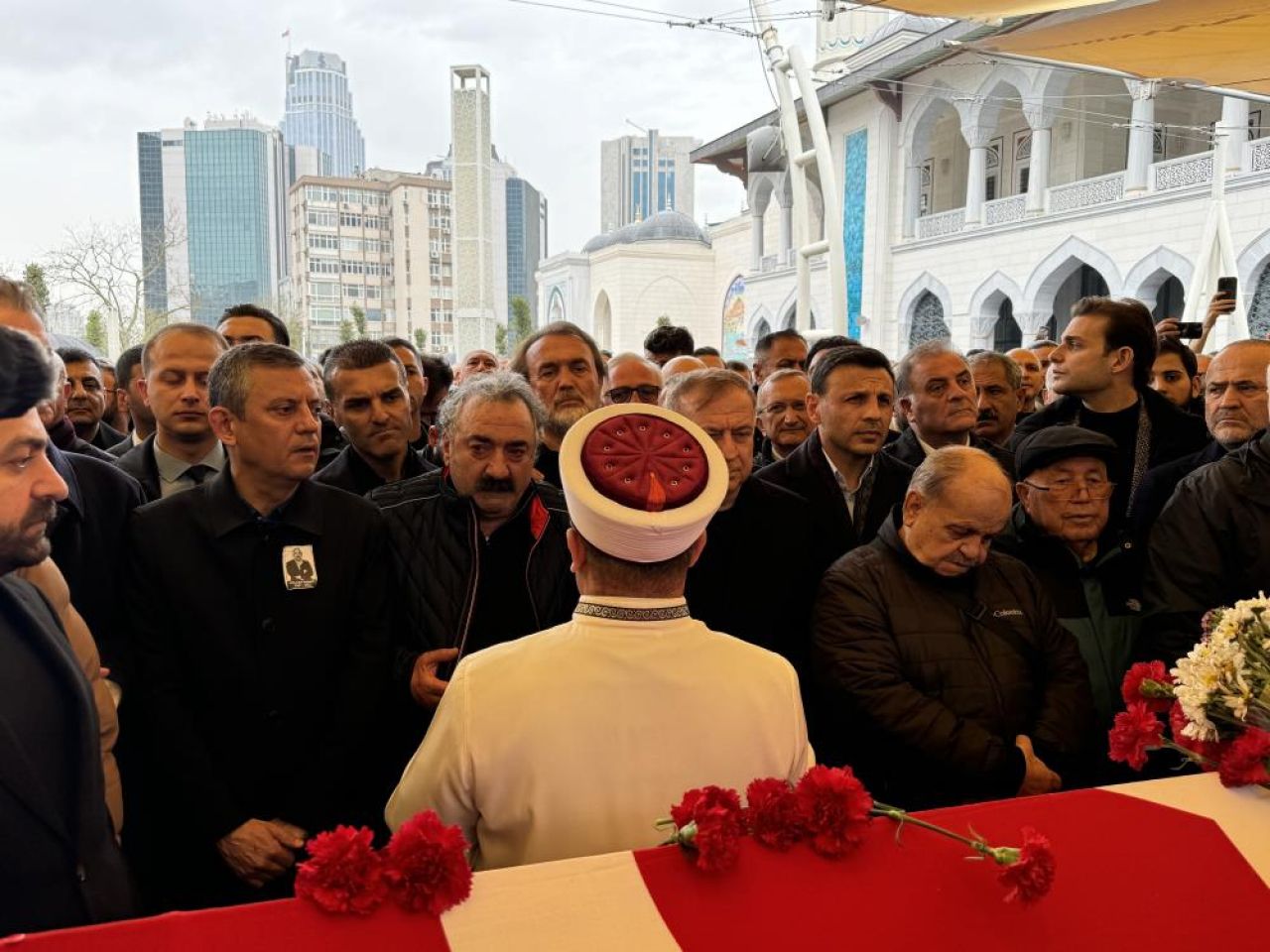 Türkiye 'Kuzeyin Oğlu'na ağlıyor: Karanfillerle uğurlandı