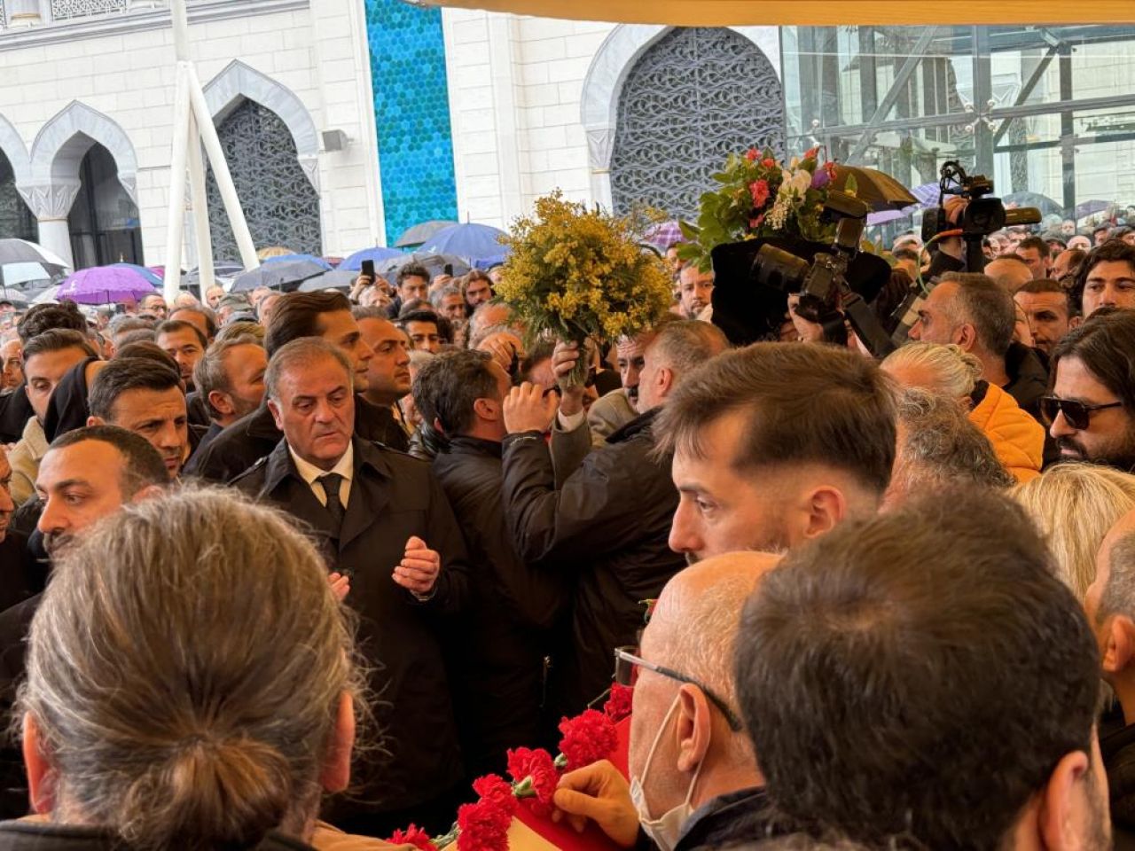 Türkiye 'Kuzeyin Oğlu'na ağlıyor: Karanfillerle uğurlandı