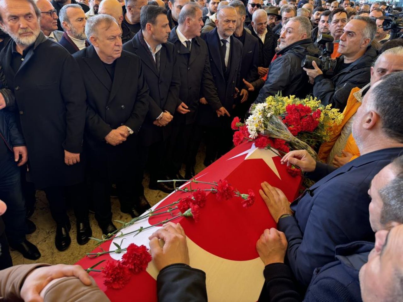 Türkiye 'Kuzeyin Oğlu'na ağlıyor: Karanfillerle uğurlandı