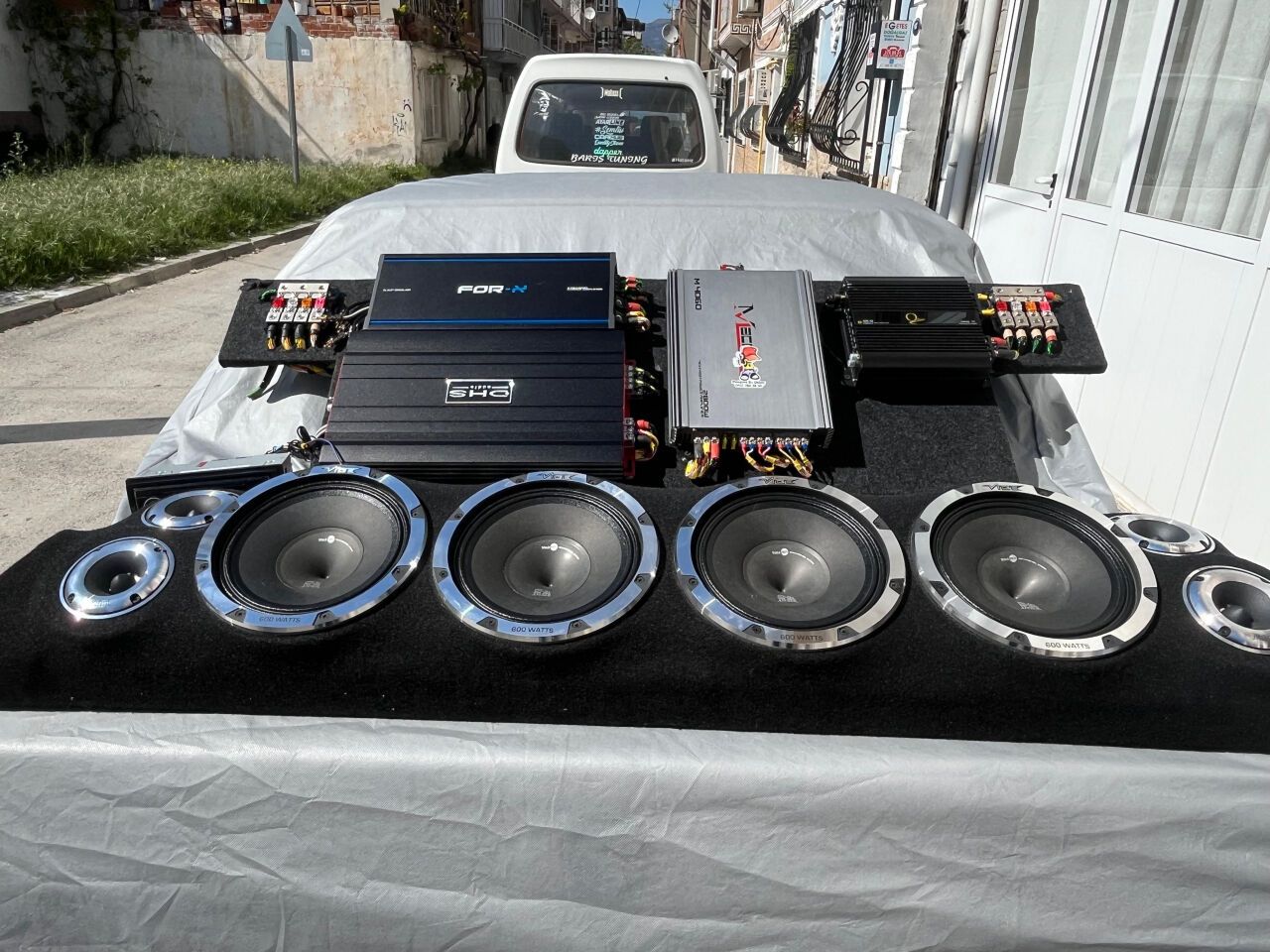 İzmir'de otomobilden 200 bin TL'lik ses sistemi çalan hırsız 24 saatte yakalandı!