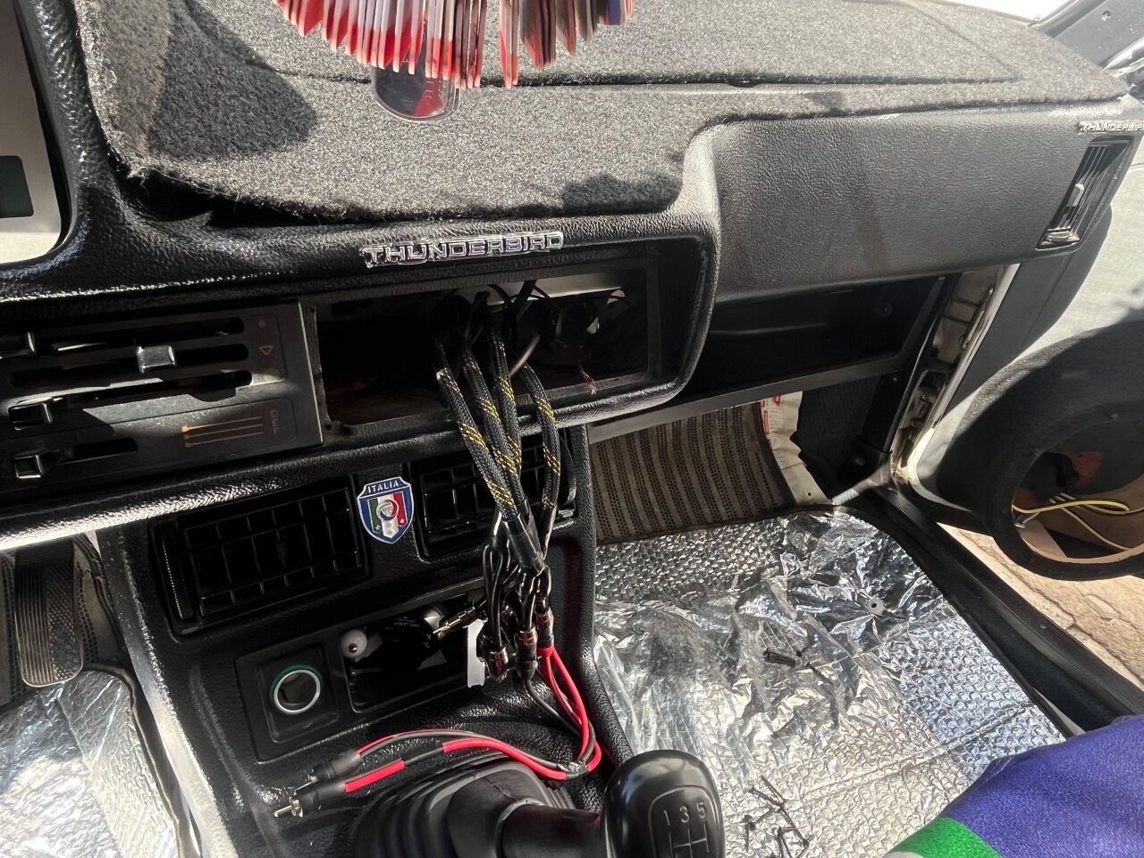 İzmir'de otomobilden 200 bin TL'lik ses sistemi çalan hırsız 24 saatte yakalandı!