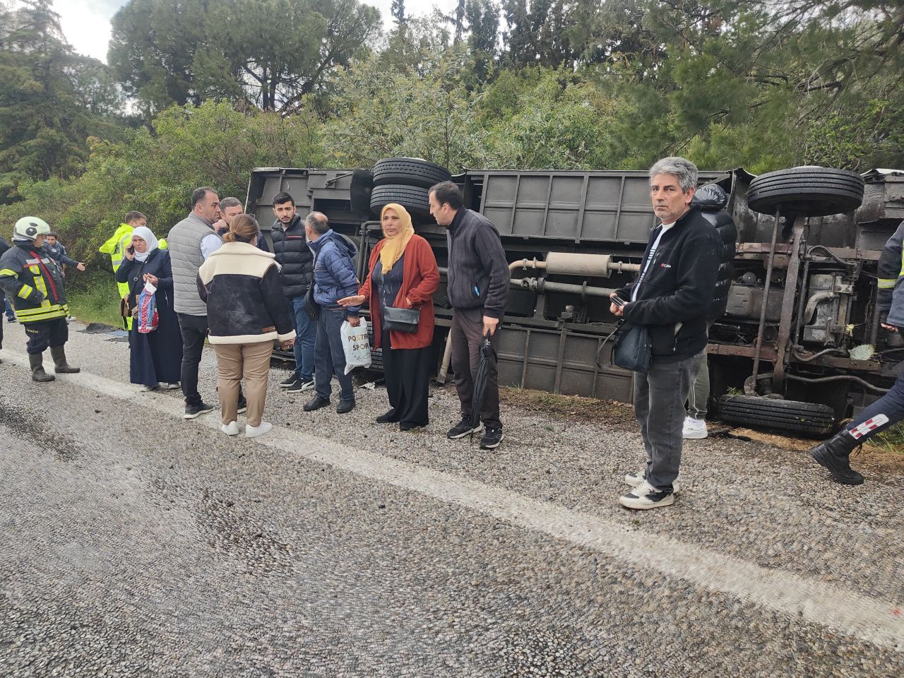 Kuşadası'nda yağmur kazayı getirdi: Otel servisi devrildi, 12 yaralı