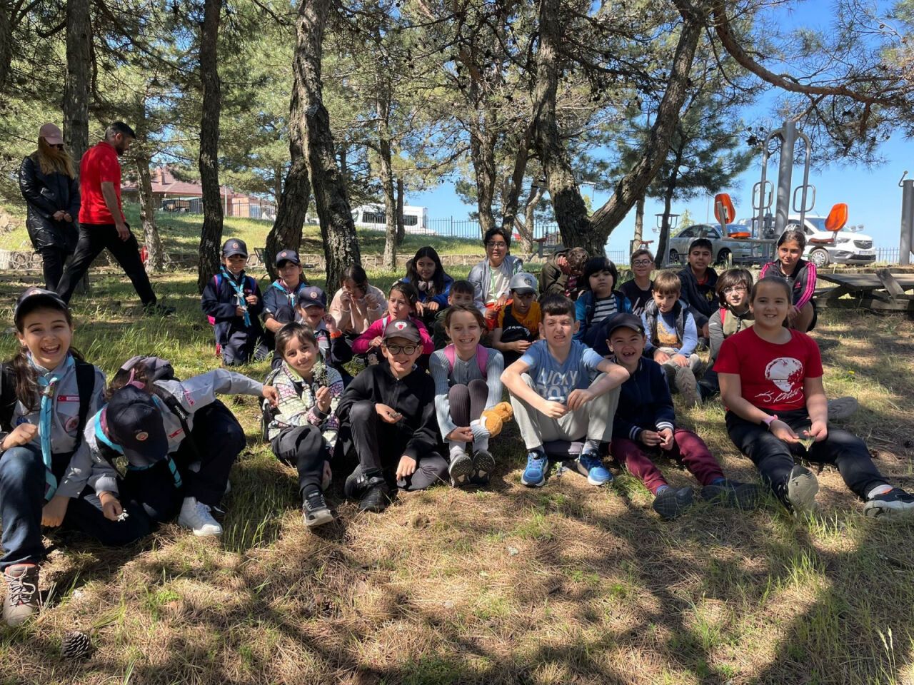 İzmir'in bu ilçesinde gençler doğayla iç içe eğitim alıyor: Çadır kuruyor, yön buluyorlar!