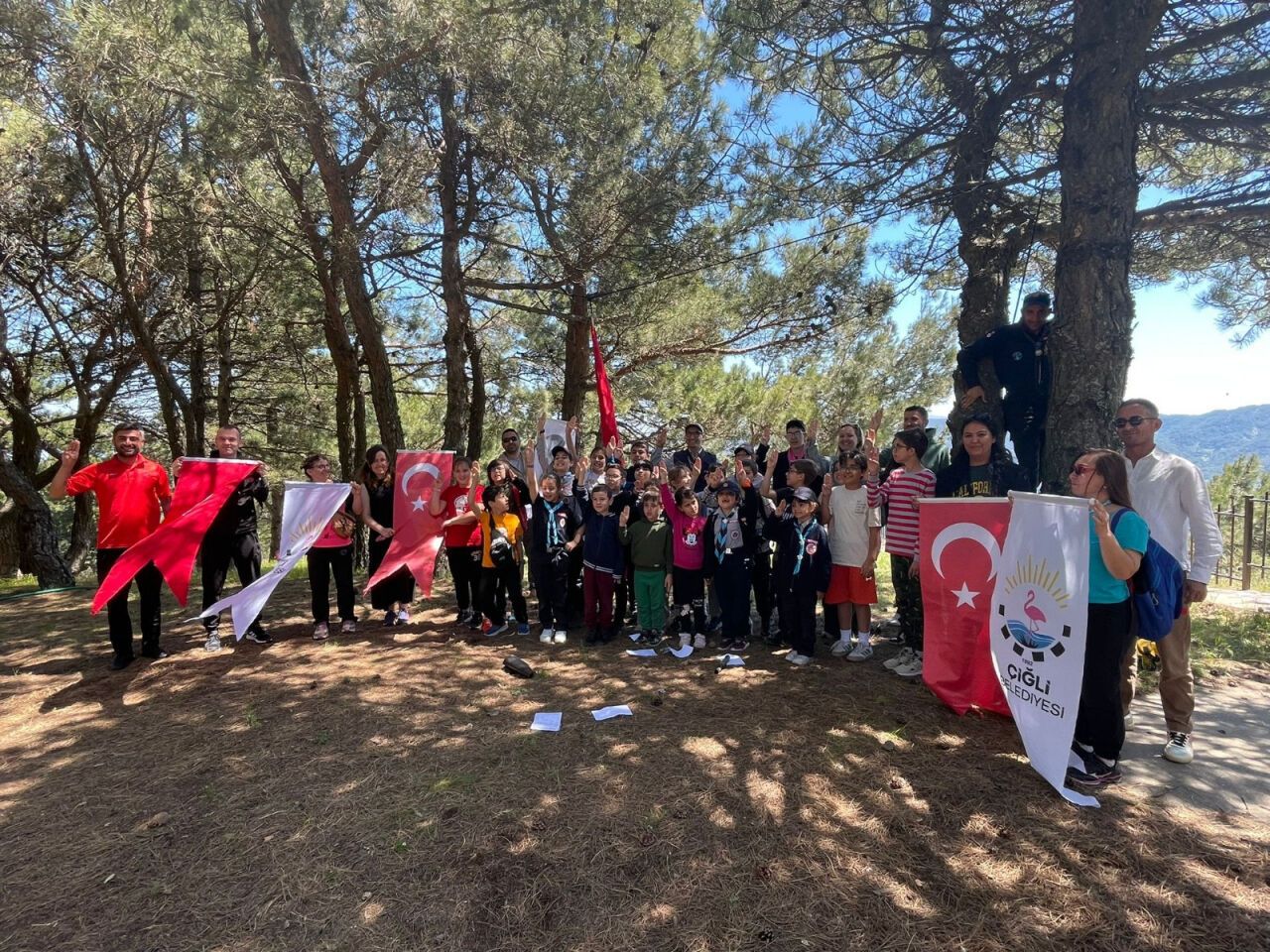 İzmir'in bu ilçesinde gençler doğayla iç içe eğitim alıyor: Çadır kuruyor, yön buluyorlar!