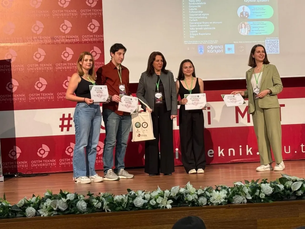 İzmir Demokrasi Üniversitesi öğrencilerine Başkentte yapay zeka ödülü