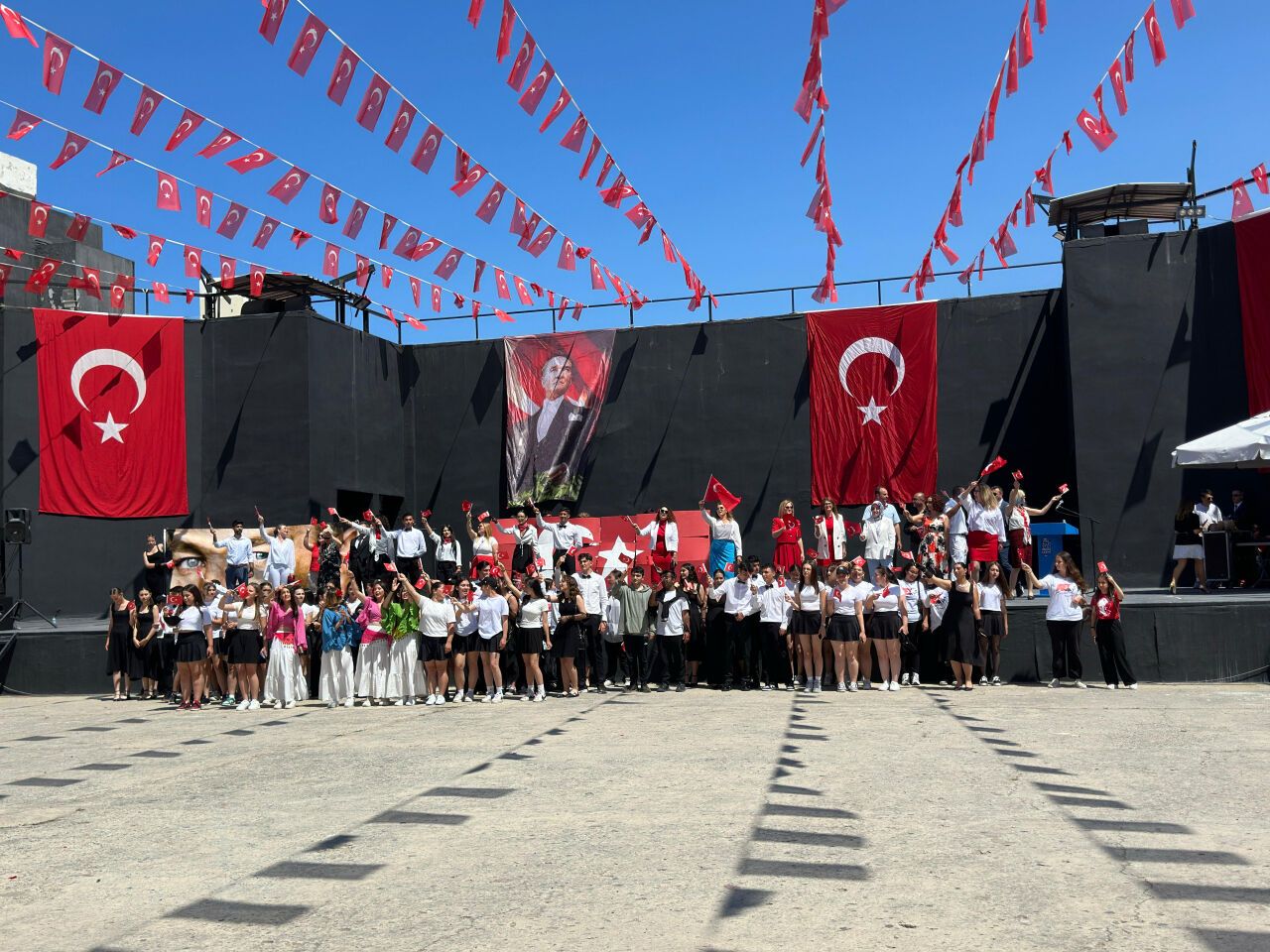 Çeşme'de 19 Mayıs Gençlik ve Spor Bayramı büyük bir gururla kutlandı