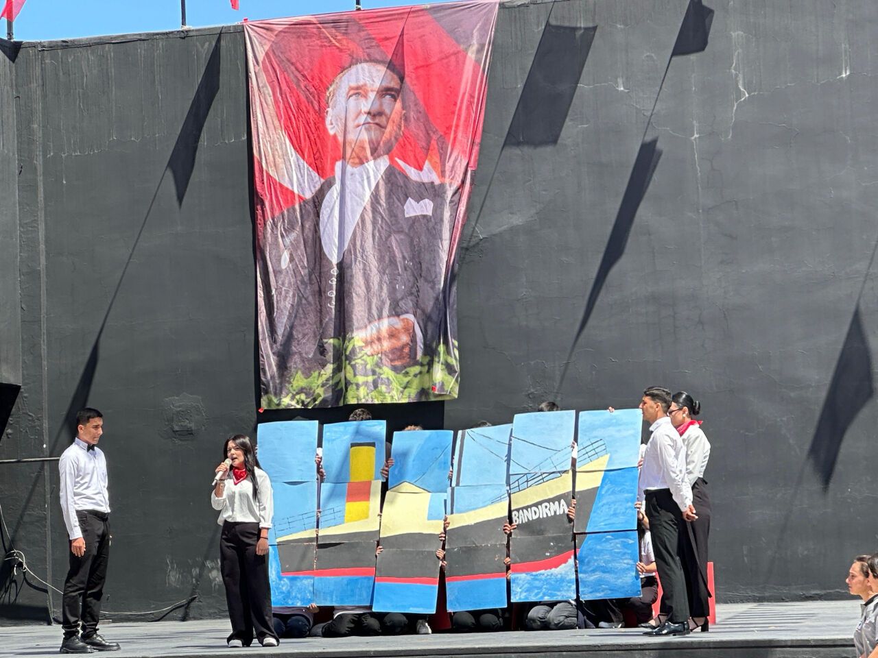 Çeşme'de 19 Mayıs Gençlik ve Spor Bayramı büyük bir gururla kutlandı