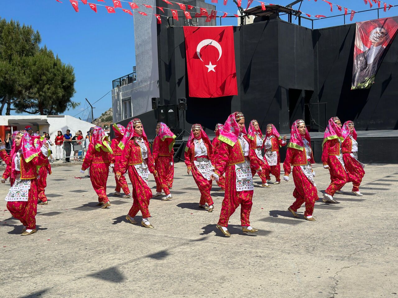 Çeşme'de 19 Mayıs Gençlik ve Spor Bayramı büyük bir gururla kutlandı