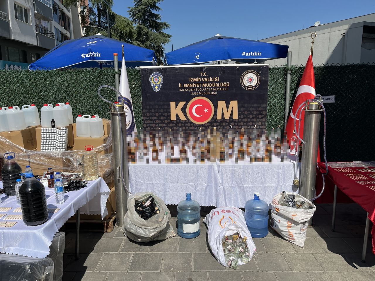 Emniyetten tarihi operasyon: Sahte içki ve binlerce sikke!