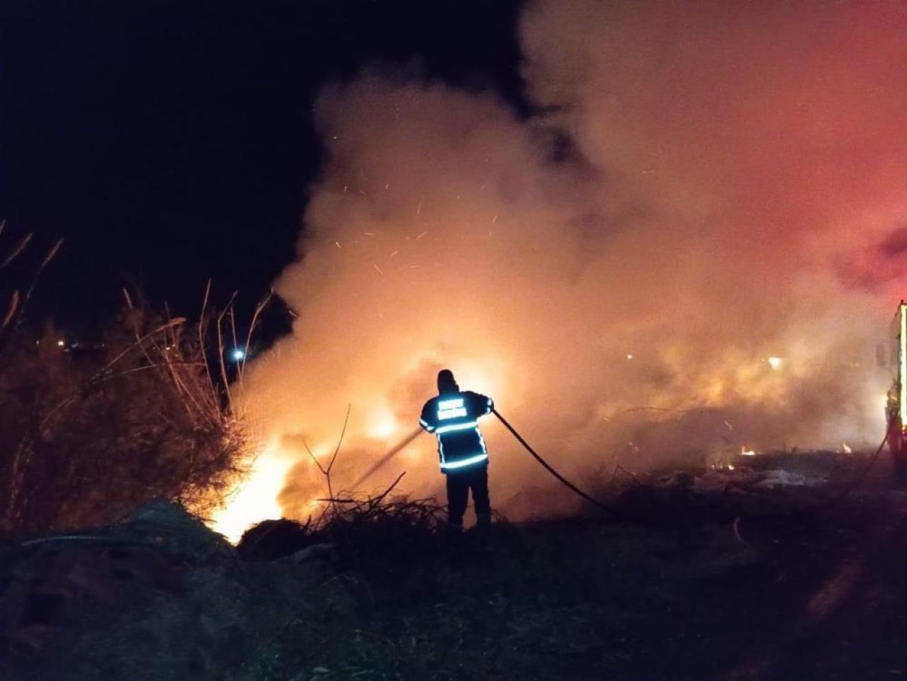Panik anları: Sazlık alanda yangın çıktı!