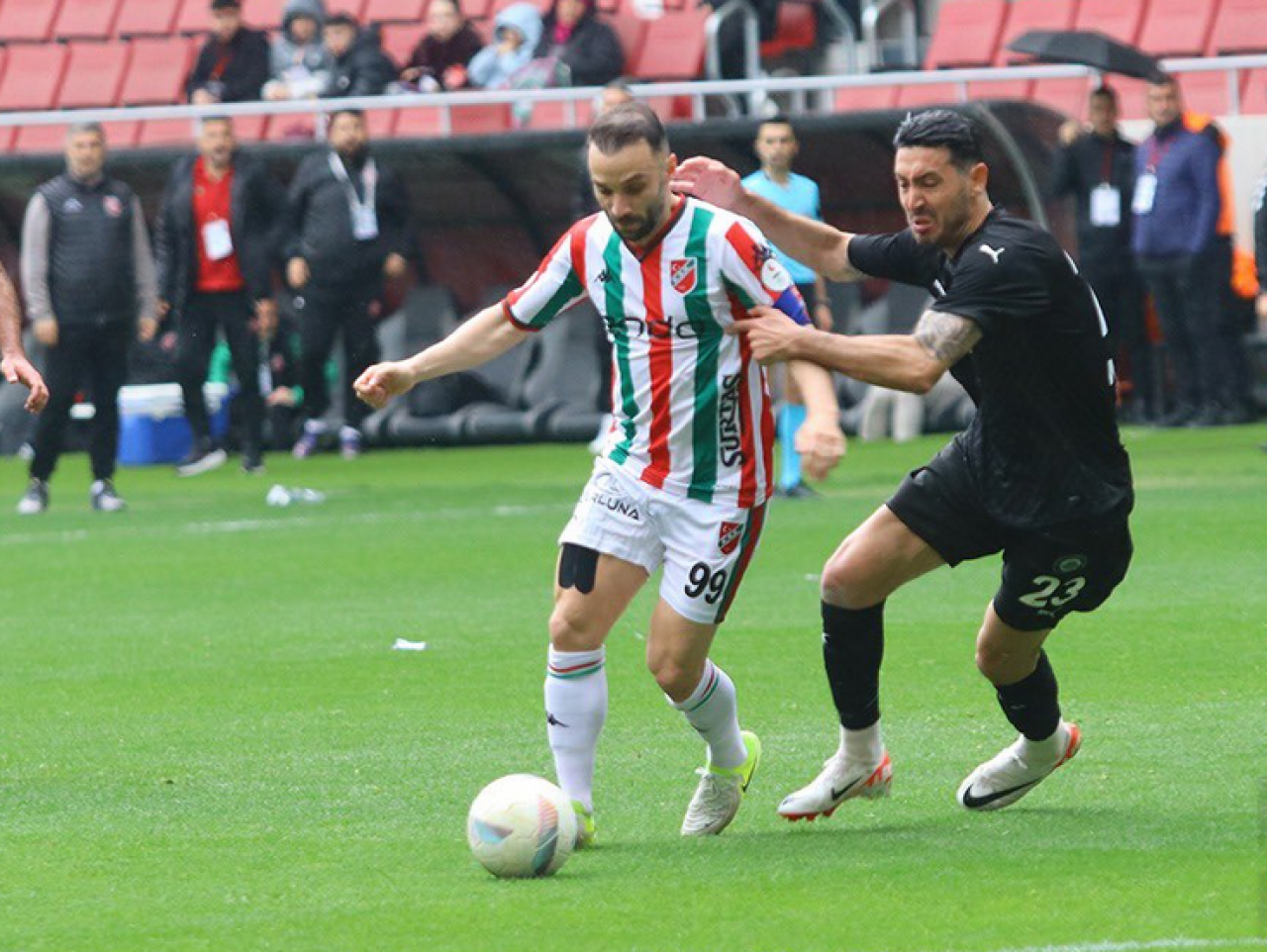 Karşıyaka, Kuşadasıspor'u 5-1 mağlup ederek şampiyonluk iddiasını sürdürdü