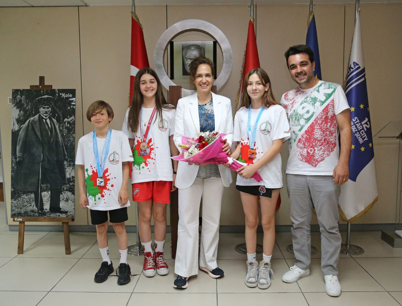 Kupa ve madalyalarla Yıldız Ünsal'a ziyaret