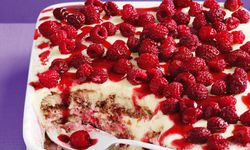 Frambuazlı bisküvili pasta tarifiyle tatlı zamanlara renkli bir dokunuş!