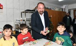 Gümrükçü, çocukların sevincine ortak oldu