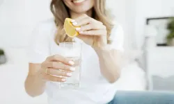 Her sabah aç karnına limonlu su içerseniz ne olur?