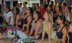 İzmir’de güneşi yoga ile uğurladılar