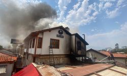 Antalya'da tarihi Kaleiçi'nde otel yangını: Alevler yan tesise sıçradı