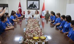 Şampiyon kızlar kupalarıyla Başkan Mutlu’yu ziyaret etti
