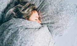 Yana dönerek uyuyanlara kritik uyarı: Yüz asimetrisi ve kalıcı kırışıklık riski