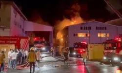 Arnavutköy'de plastik fabrikasında yangın: Zaman zaman patlama sesleri duyuldu