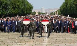Özgür Özel’den Anıtkabir’de Lozan mesajı: Tam bağımsızlığı ilan ettik!