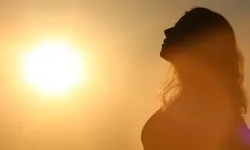 15 dakika güneşte kaldı, yüzü tanınmaz hale geldi!
