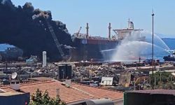 Gemi söküm sahasında alarm devam ediyor: Tanker alev alev yanıyor