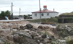Ani sağanak felaketi getirdi: Köylerde can pazarı!