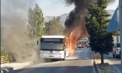 İzmir’de seyir halindeki belediye otobüsü alev aldı