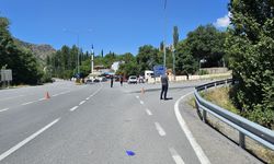 Freni boşalan kamyon uçuruma yuvarlandı