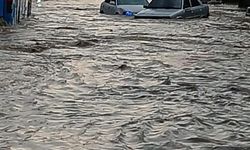 Ankara’da fırtına gibi sağanak:  Şehir sulara teslim oldu!