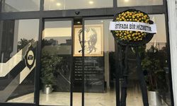 Altaylı taraftarlardan yönetime siyah çelenkli protesto